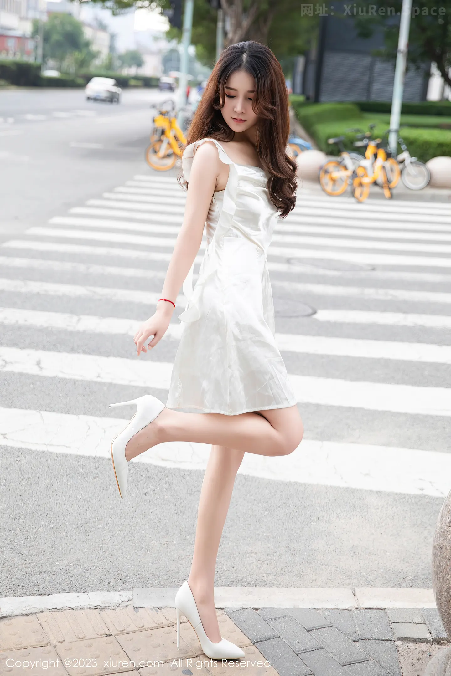 图片[2]-[XiuRen秀人网]VOL.7558 模特林煊煊脱性感白色连衣短裙露白色内衣秀完美身材诱惑写真70P-秀人网官方网站